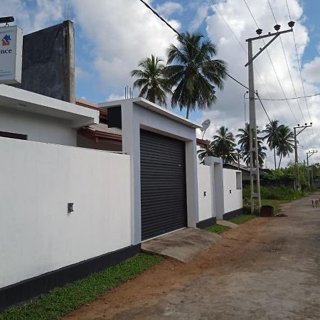 Queens Airport Residence Negombo Exterior photo